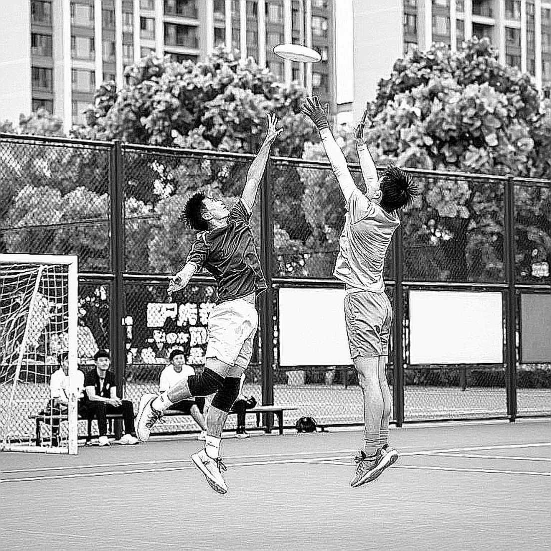 Hàng chắn lùi nửa bước: Nghệ thuật giăng bẫy trong bóng chuyền hiện đại