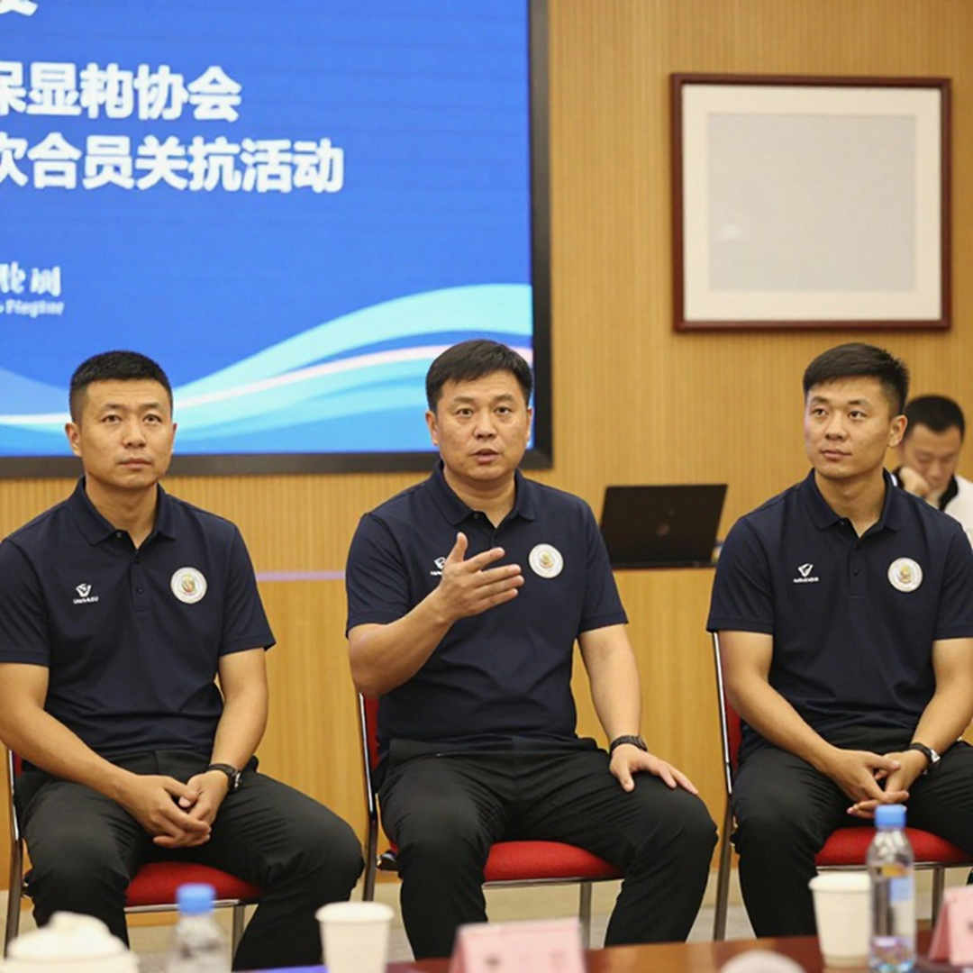 Phút 12, khung thành trống và cú sút của Carranza: khi khán đài nuốt lại tiếng thở