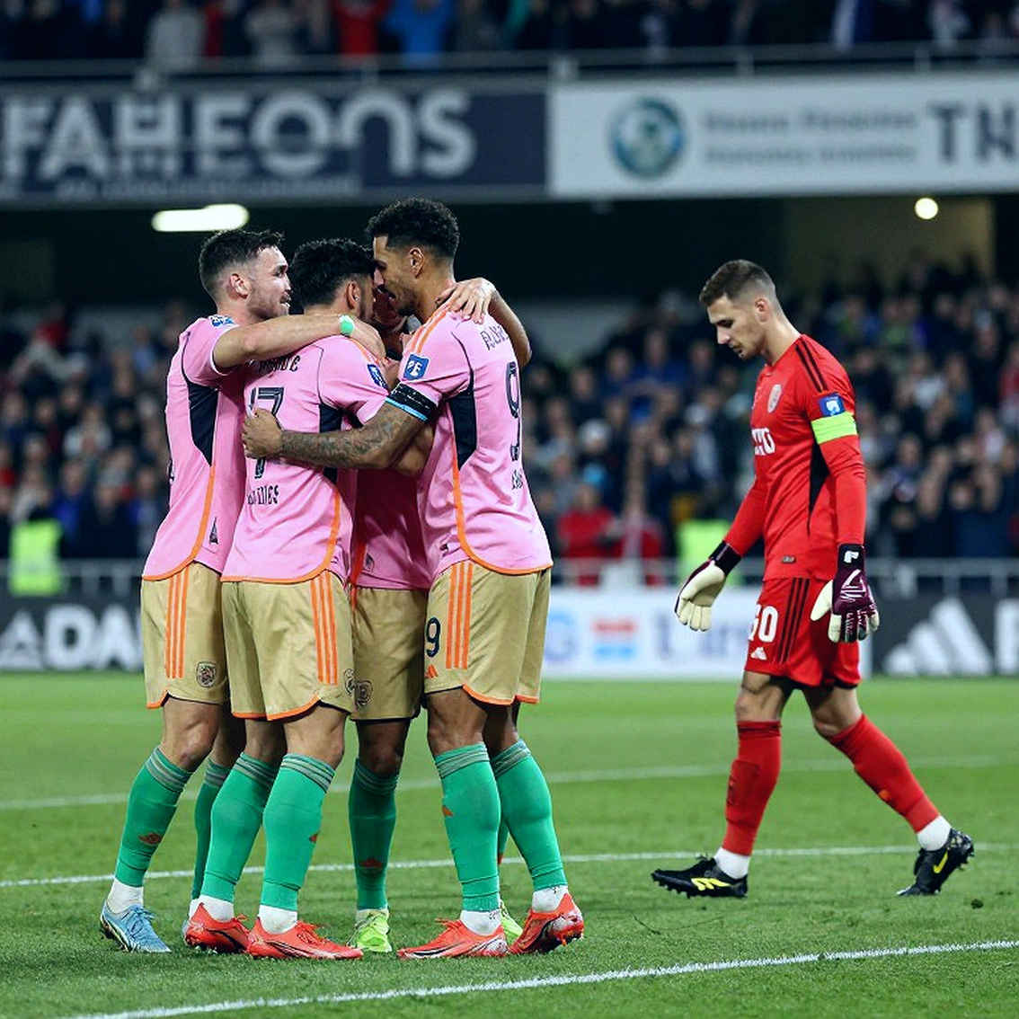Zirkzee và khoảng lặng của những lời thì thầm: Manchester United đang học cách lắng nghe Zirkzee và khoảng lặng của những lời thì thầm: Manchester United đang học cách lắng nghe